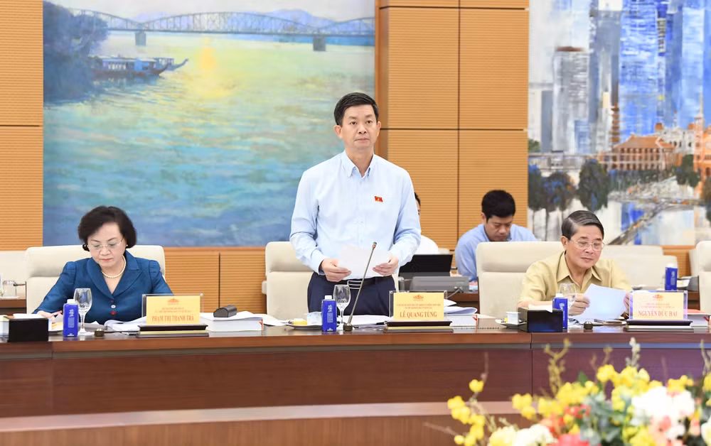 Ủy viên Trung ương Đảng, Tổng Thư ký Quốc hội, Chủ nhiệm Văn phòng Quốc hội Lê Quang Tùng - Chánh Văn phòng Hội đồng Bầu cử quốc gia phát biểu tại Phiên họp.