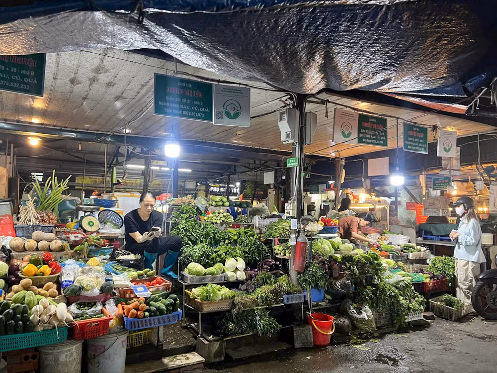 Tại các chợ dân sinh, giá rau Hà Nội đồng loạt tăng.