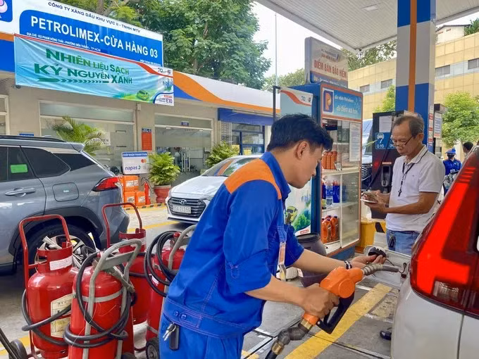 Giá xăng dầu hôm nay 13/9: Giá xăng giảm, dầu tăng