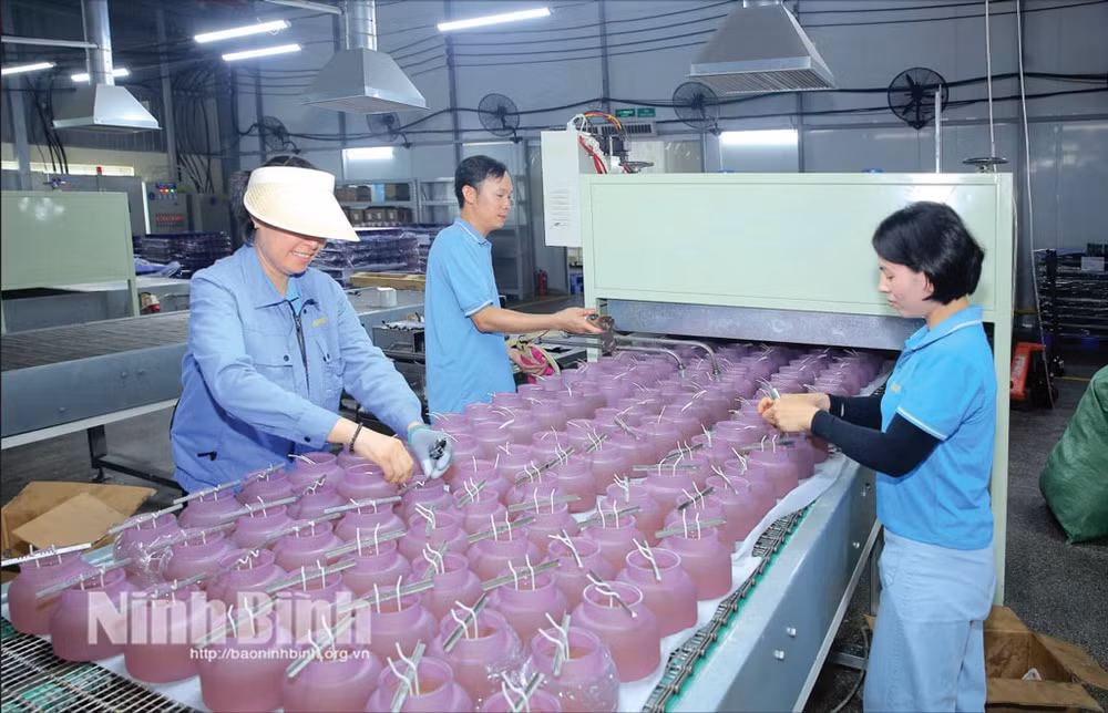 Hoạt động sản xuất nến xuất khẩu tại Công ty TNHH Hương phẩm West Coast, Khu công nghiệp Phúc Sơn, phường Đông Hoa Lư, tỉnh Ninh Bình: Ảm: Báo Ninh Bi