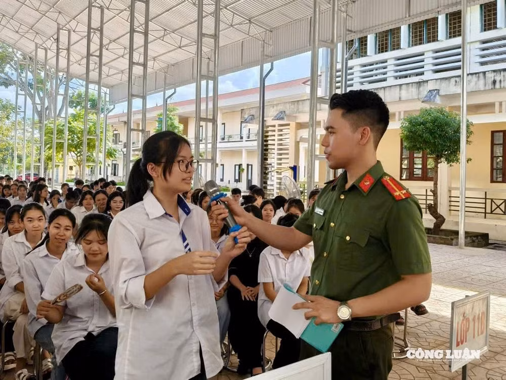 Trung úy La Đức Mạnh, cán bộ Tổ An ninh, Công an xã Sơn Động đặt câu hỏi cho các em học sinh.