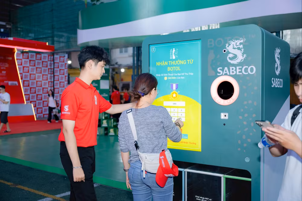 Người tham dự khám phá và tương tác với máy tái chế bao bì 2