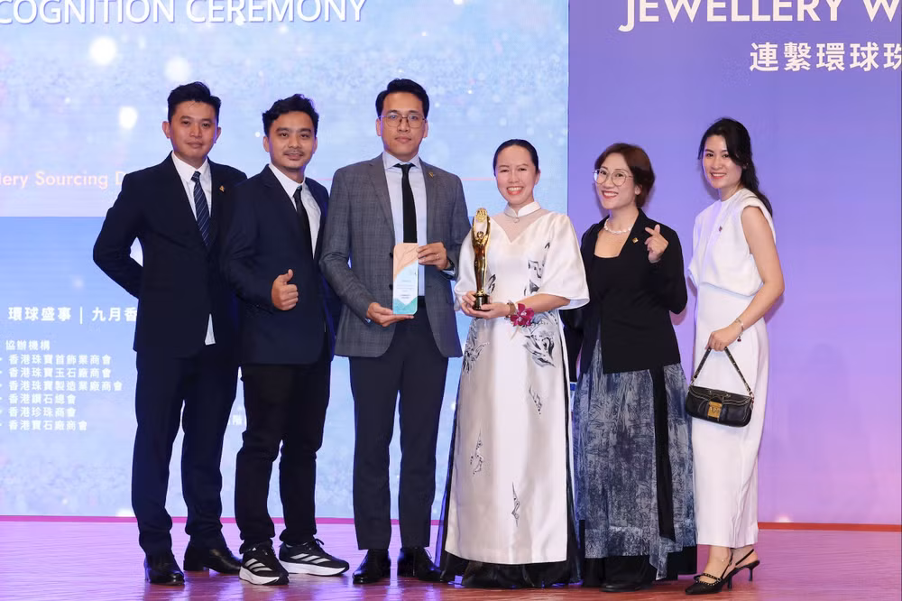 2-Chị Thảo trên sân khấu-PNJ