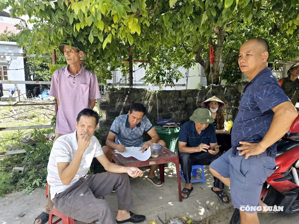 anh-5-nguoi-dan-phuong-vang-danh-chan-xe-cho-dat.jpg