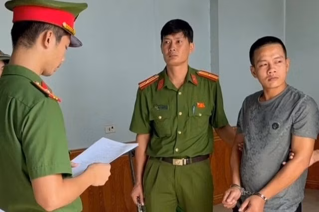 Khởi tố người cha bắt 2 con quỳ nhiều giờ, bạo hành rồi quay video gửi vợ - 1