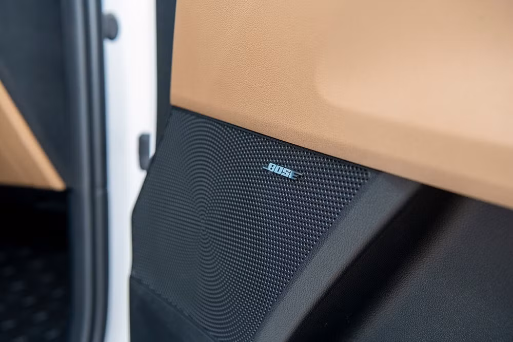 Dàn âm thanh 12 loa Bose - Ảnh: Thaco Auto