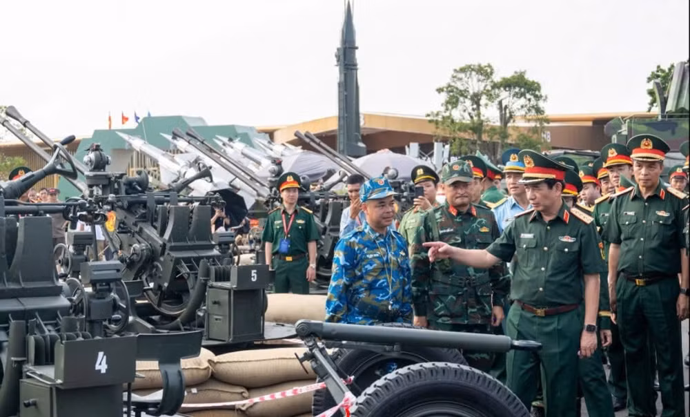 Đại tướng Phan Văn Giang kiểm tra khu trưng bày ngoài trời của Bộ Quốc phòng.