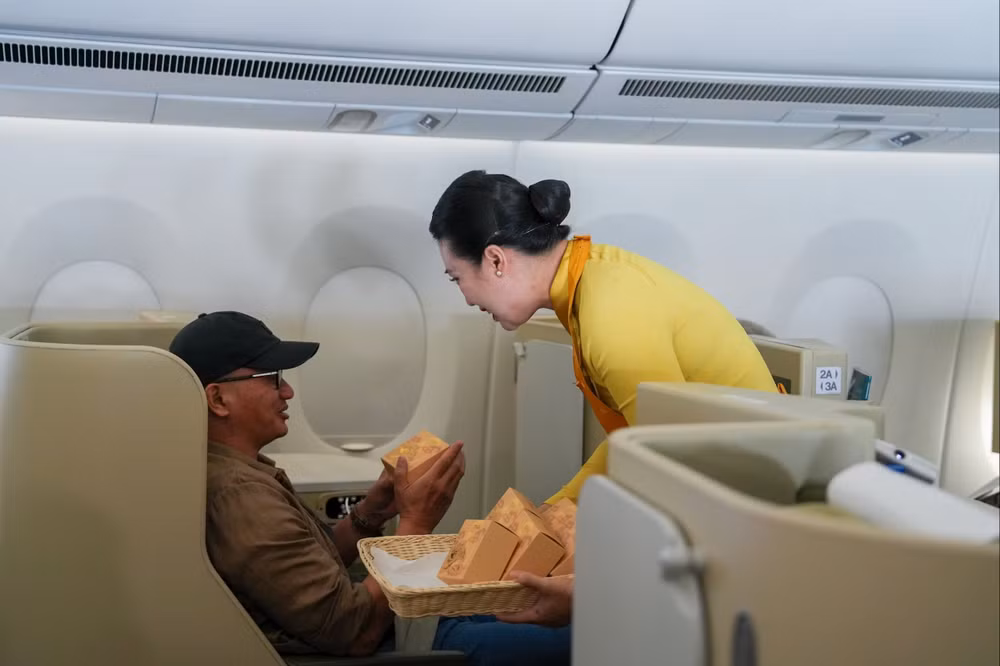 Ảnh 4. Hơn một món quà ẩm thực, Vietnam Airlines mong muốn gửi tới quý khách lời chúc cho mùa Trung thu đoàn viên trọn vẹn