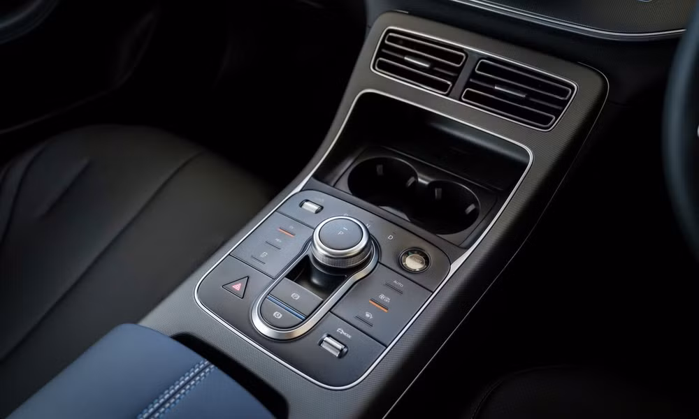 Cần số điện tử dạng núm xoay đên trên yên ngựa - Ảnh: Thai Autonews