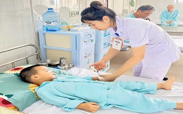 di-vat-pin-cuc-ao-hiem-hoa-khon-luong-cho-tre-nho-17574986408621214373482.jpg