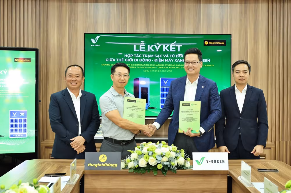 Đại diện V-Green và Thế giới Di động ký kết thoả thuận hợp tác - Ảnh: VF