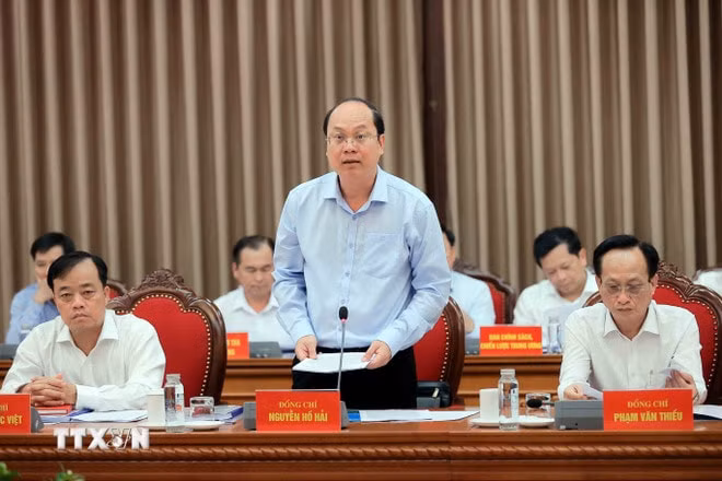 chu-tich-nuoc-luong-cuong-chu-tri-buoi-lam-viec-cua-bo-chinh-tri-voi-ban-thuong-vu-tinh-uy-ca-mau-8265406-2.jpg