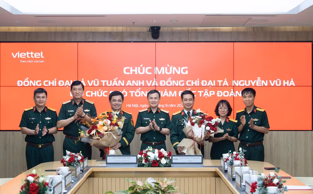 Lãnh đạo Tập đoàn Viettel chúc mừng hai tân Phó Tổng Giám đốc