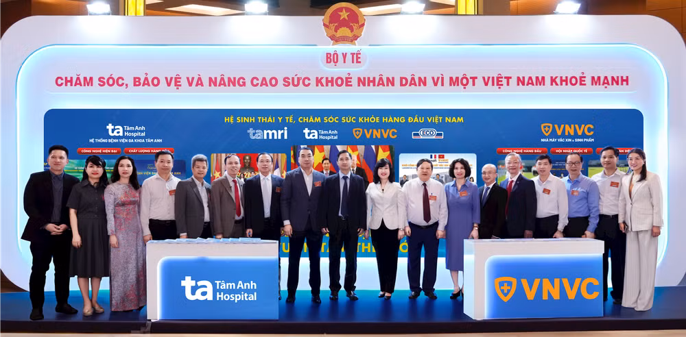 Bộ trưởng Bộ Y tế Đào Hồng Lan thăm và chụp hình tại gian trưng bày của Hệ thống Bệnh viện Đa khoa Tâm Anh, Hệ thống Tiêm chủng VNVC tại Triển lãm Thành tựu y t…