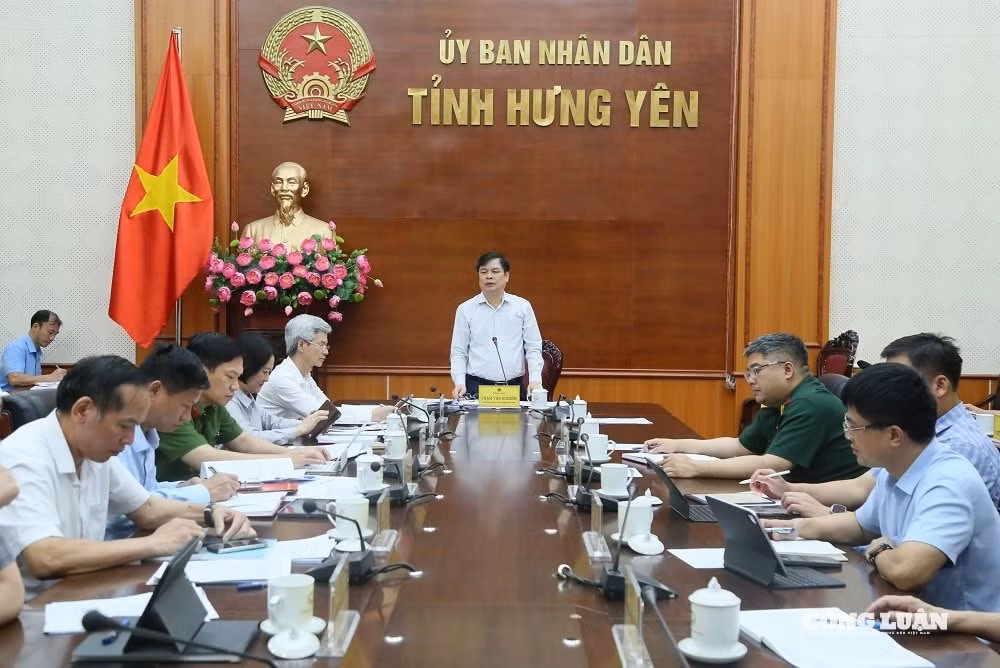 Đồng chí Phó Chủ tịch UBND tỉnh Phạm Văn Nghiêm thống nhất một số nội dung tại cuộc họp_