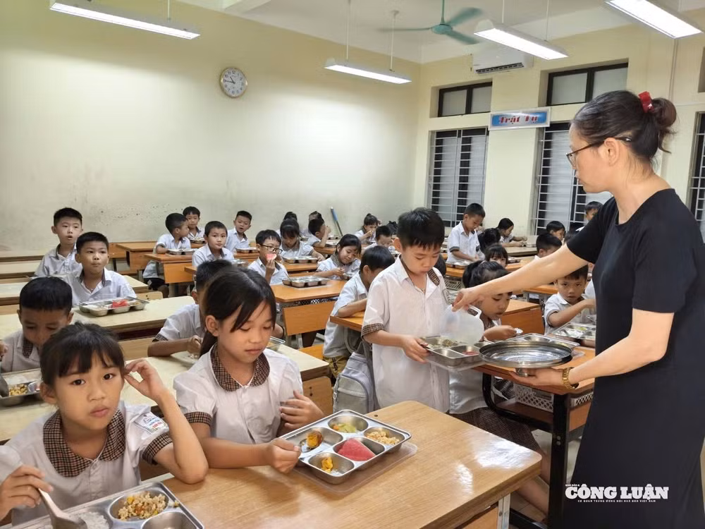 Hà Nội chỉ đạo tăng cường bảo đảm an toàn bữa ăn bán trú cho học sinh. Ảnh: Văn Hiê