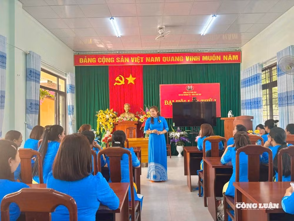 Cô Liên và đồng nghiệp mong muốn nhà trường được tiếp cận hạ tầng công nghệ hiện đại hơn.