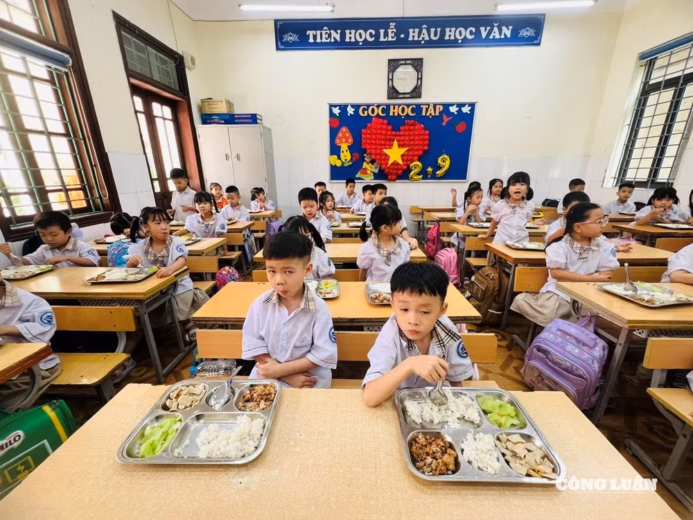 Bữa ăn của học sinh trường Tiểu học Lê Hồng Phong ngày 12 tháng 9