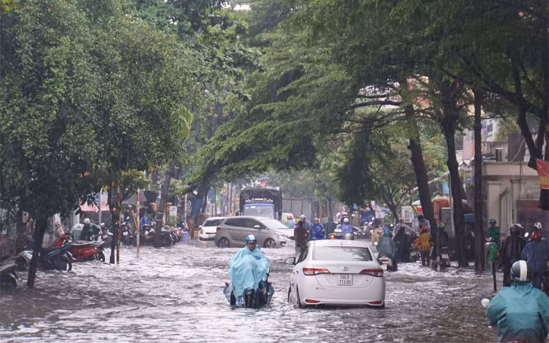 Mưa to ở Nam Bộ dự báo còn kéo dài hết ngày mai (14/9), sau đó mưa lớn giảm dần.