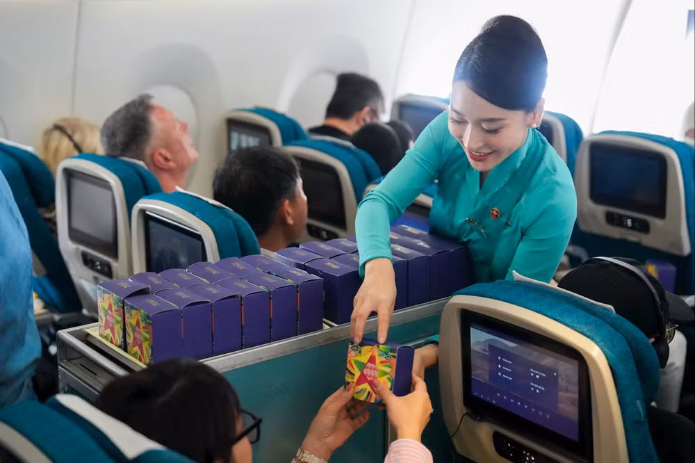 Ảnh 2. Mỗi chiếc bánh Trung thu là một món quà ngọt ngào Vietnam Airlines mong muốn gửi tới khách hàng trong mùa trăng này