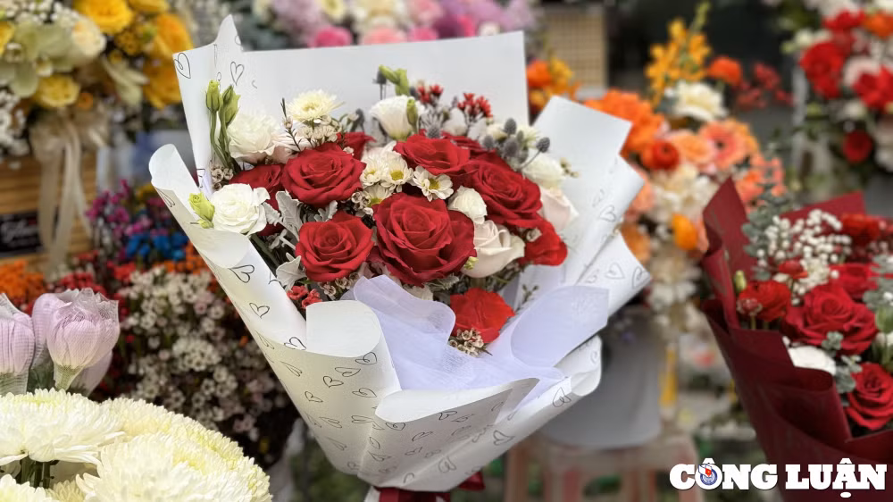 ha noi nhon nhip nguoi dan mua hoa tuoi truoc ngay quoc te phu nu 8 3 hinh 6