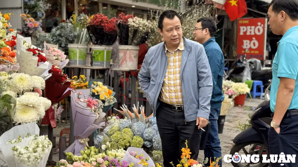ha noi nhon nhip nguoi dan mua hoa tuoi truoc ngay quoc te phu nu 8 3 hinh 11