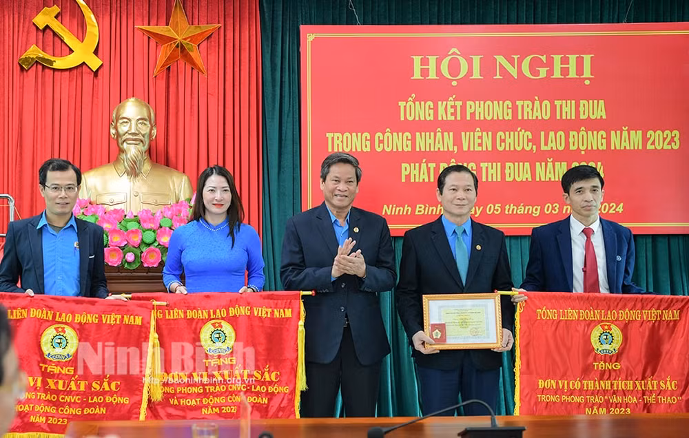 ninh binh lan toa cac phong trao thi dua yeu nuoc trong cong nhan vien chuc lao dong hinh 1