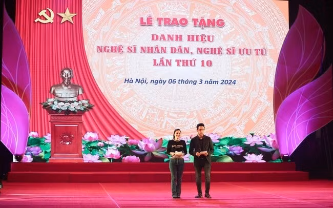le trao tang danh hieu nsnd nsut lan thu 10 dien ra tai nha hat lon ha noi hinh 1