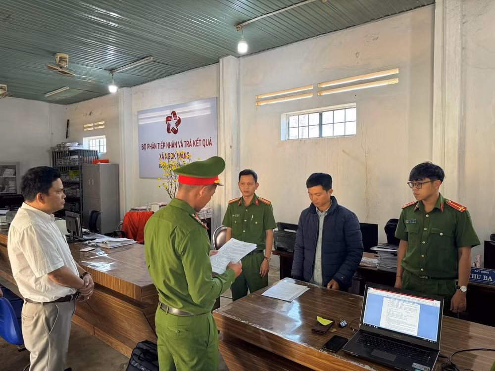 kon tum bat tam giam can bo dia chinh xa nhan tien lam bia do tren dat cua nguoi khac hinh 1