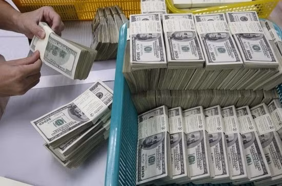 dong usd tu do giam sau loan gia tren thi truong ngan hang hinh 1