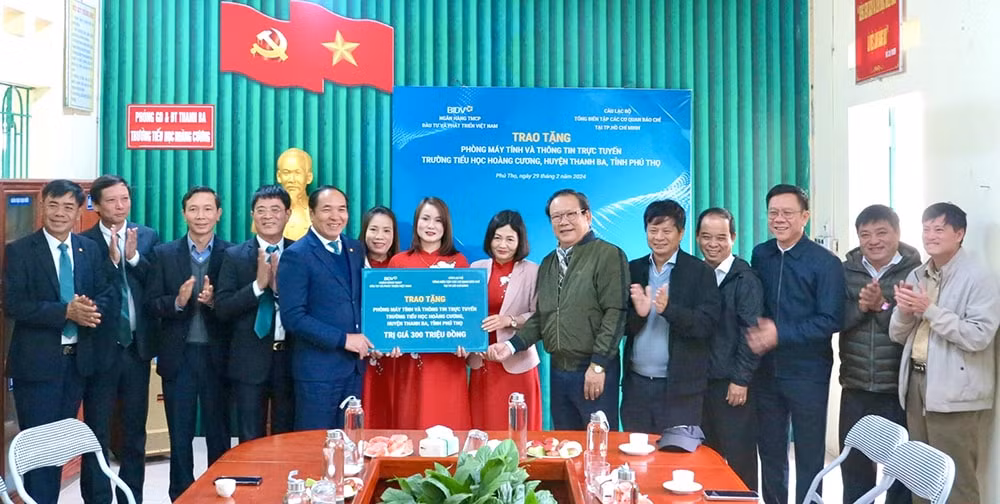 cau lac bo tong bien tap cac co quan bao chi tai tp ho chi minh trao tang may tinh cho truong hoc hinh 1