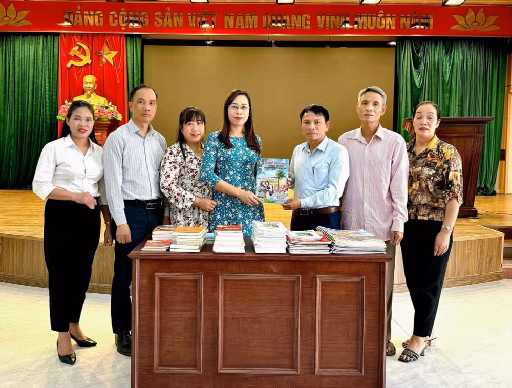 hoi nha bao tinh vinh phuc trao tang an pham bao chi cho cac lang van hoa kieu mau hinh 1