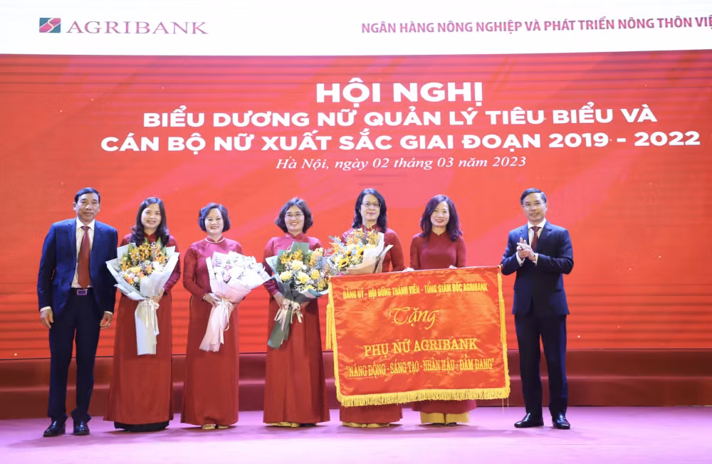 toa sang pham chat phu nu agribank nang dong sang tao nhan hau dam dang hinh 1