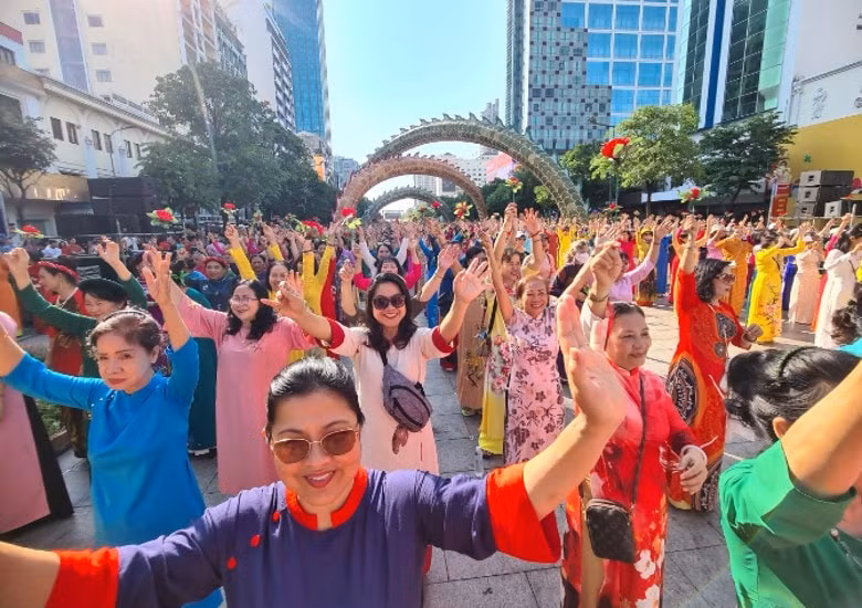 hon 5000 nguoi dong dien ao dai tren pho di bo nguyen hue hinh 1