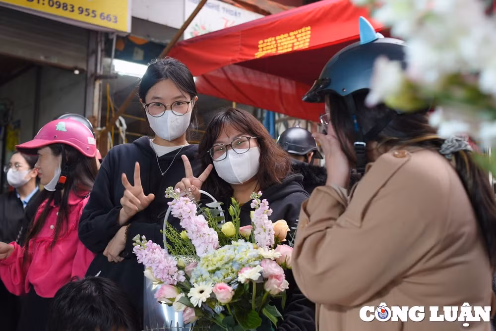 cac ban tre ha noi xep hang mua hoa ngay quoc te phu nu 8 3 hinh 11