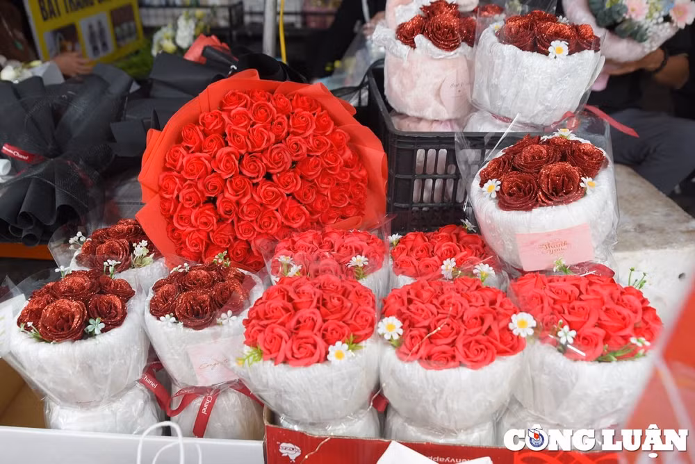 cac ban tre ha noi xep hang mua hoa ngay quoc te phu nu 8 3 hinh 12