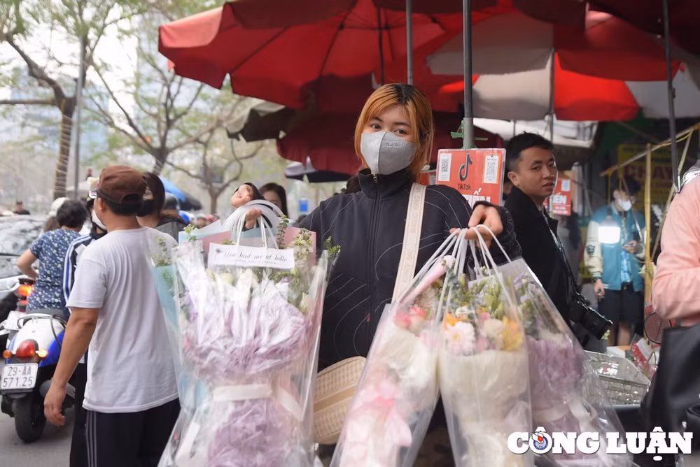 cac ban tre ha noi xep hang mua hoa ngay quoc te phu nu 8 3 hinh 9
