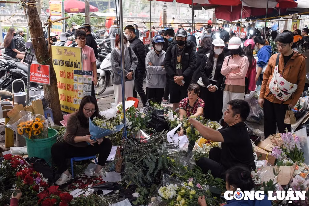 cac ban tre ha noi xep hang mua hoa ngay quoc te phu nu 8 3 hinh 1