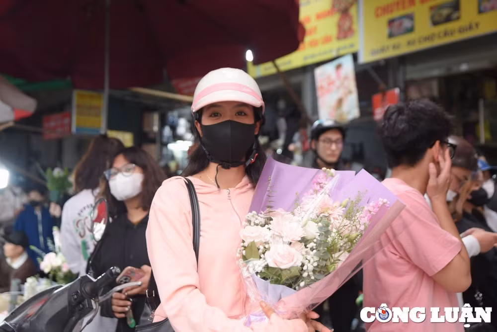 cac ban tre ha noi xep hang mua hoa ngay quoc te phu nu 8 3 hinh 6