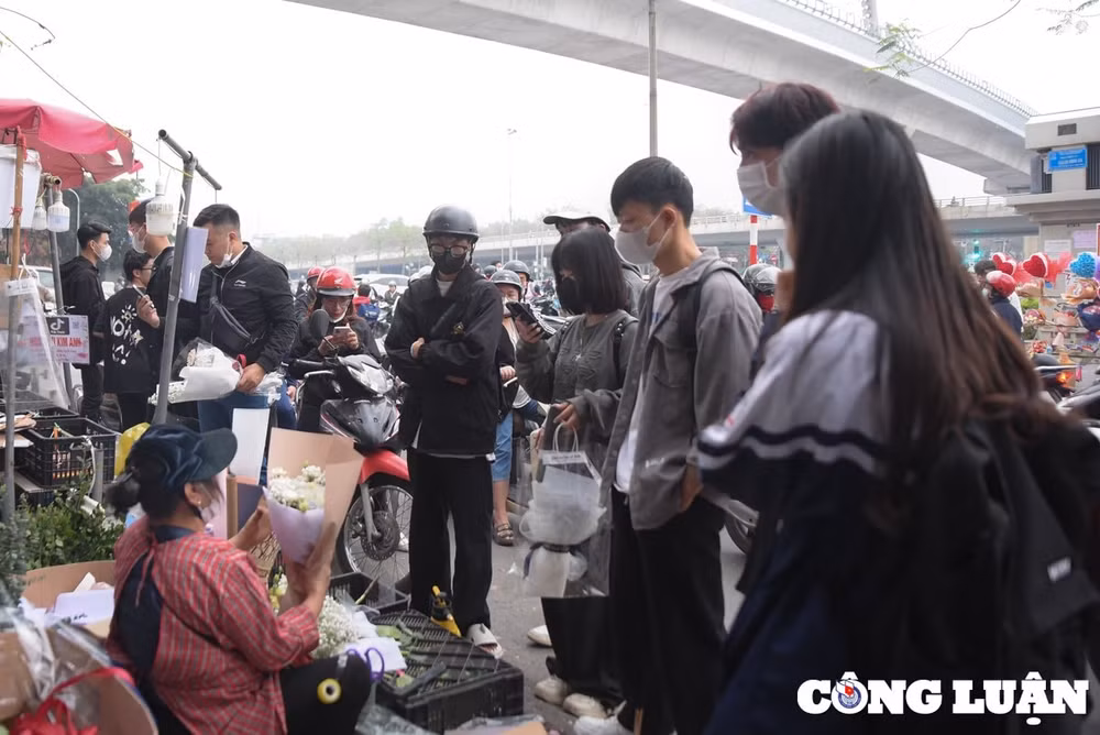cac ban tre ha noi xep hang mua hoa ngay quoc te phu nu 8 3 hinh 2