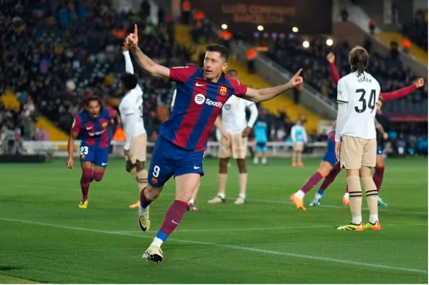 lewandowski ruc sang barca de bep valencia o vong 33 la liga 2023 24 hinh 1
