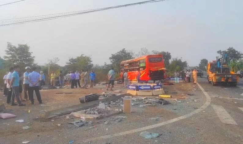 gia lai hai xe khach doi dau luc rang sang nhieu nguoi thuong vong hinh 1