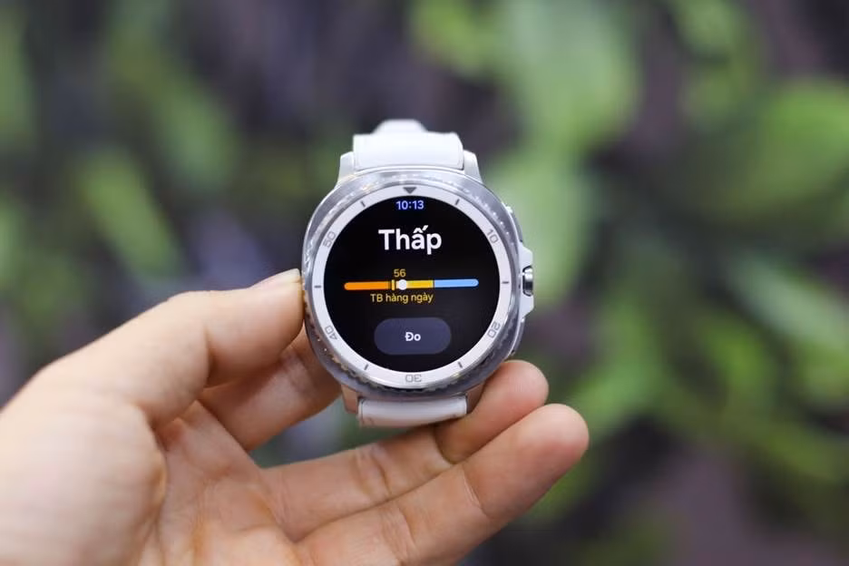 Giao diện Multi-Info Tiles mới cho phép người dùng truy cập nhanh chóng vào các thông tin như chỉ số sức khỏe, thời tiết, sự kiện và nhiều thông tin chỉ trong một giao diện. Ngoài ra, thanh Now Bar và giao diện thông báo mới sẽ đảm bảo những hoạt động quan trọng luôn hiển thị nổi bật và trực quan nhất.