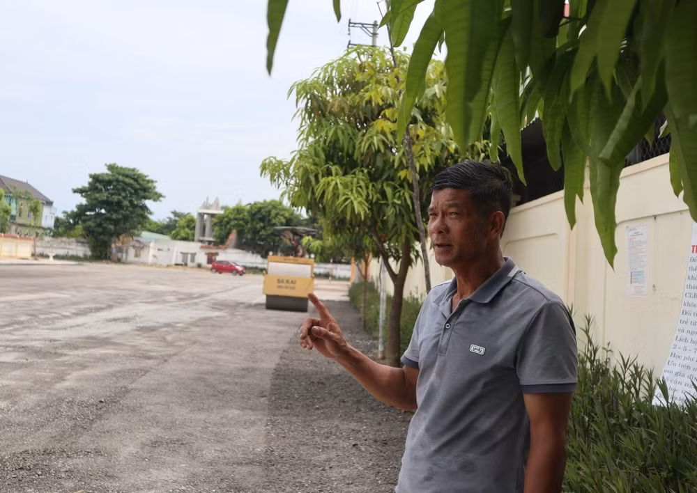 nguoi vac tu va bo cong chi tien lam duong cho ca xom cung di hinh 1