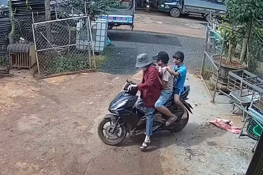 Đắk Lắk: 3 học sinh la hét thất thanh cầu cứu sau khi pháo tự chế phát nổ
