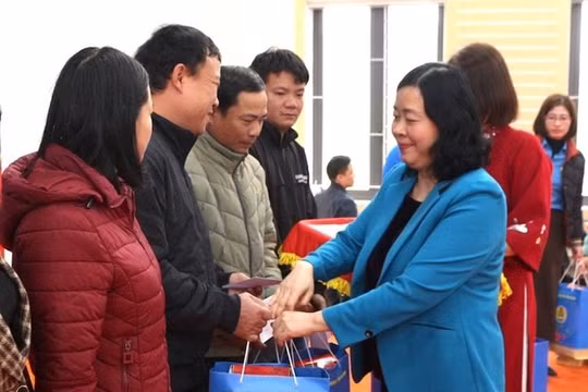 Trưởng Ban Dân vận Trung ương tặng quà người nghèo, công nhân khó khăn tại tỉnh Hà Nam