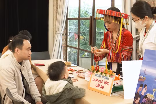 Trẻ thích thú trải nghiệm trò chơi Tết văn hóa truyền thống