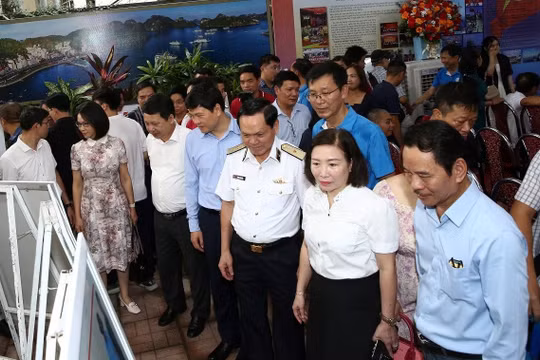 Hội Nhà báo TP Hải Phòng trưng bày ảnh "Hải Phòng với Trường Sa - Trường Sa với Hải Phòng"
