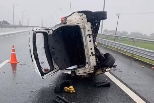 Ô tô con lật trên cao tốc Hải Phòng - Móng Cái, 2 người thương vong