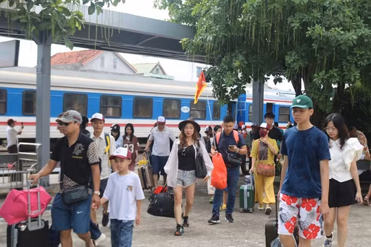 Gần 300 du khách đến Quảng Bình bằng chuyến tàu hoả charter